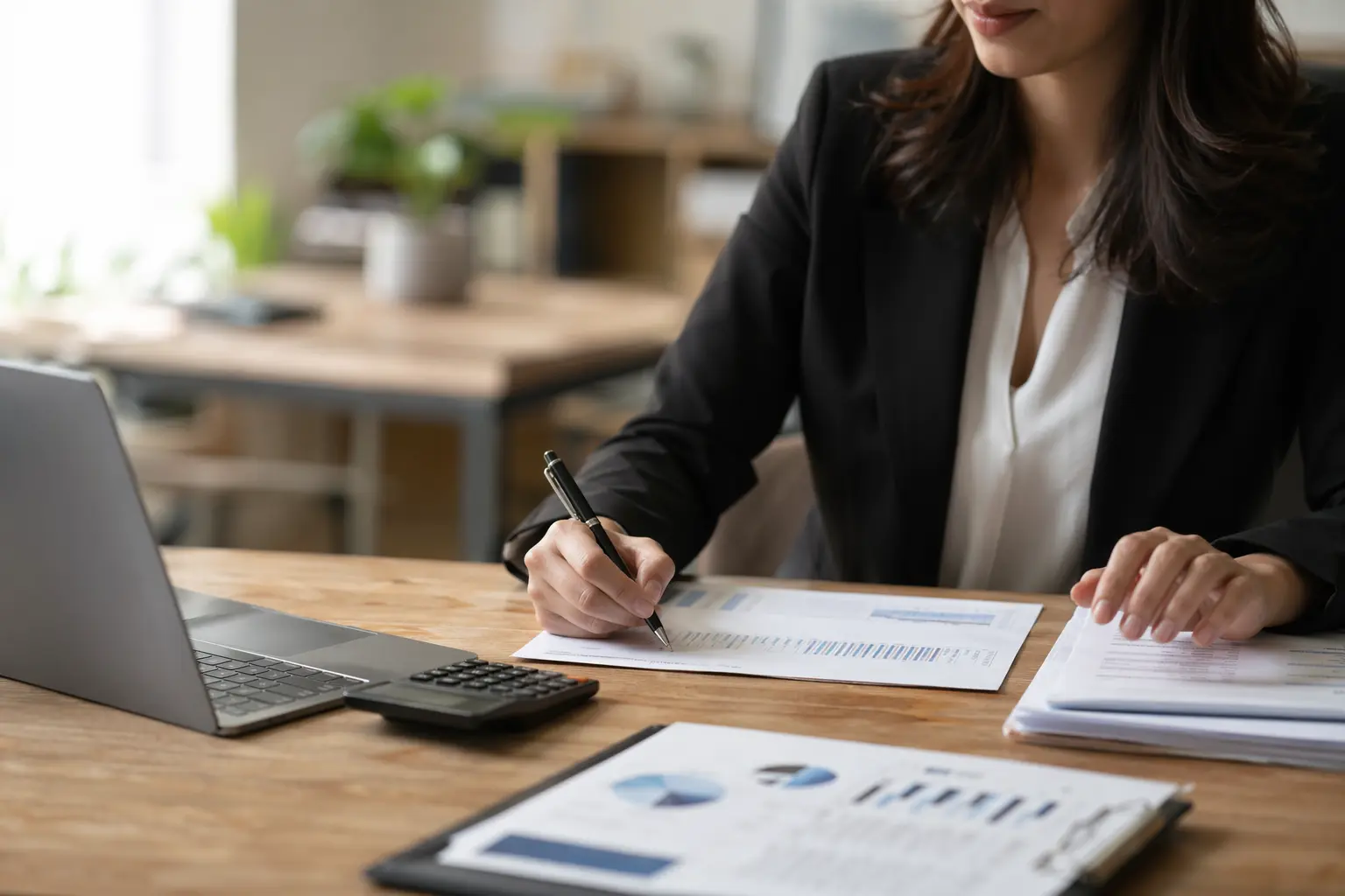 Solo for Accountants & CPAs — Currencies and finance. Stock exchange. Calculator on the table